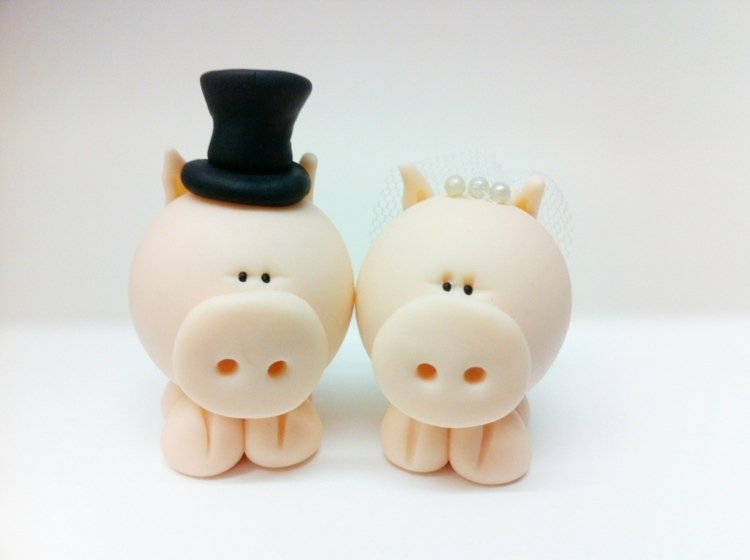 Vtipné talismany v podobe ošípaných vyrobené z modelovacej hmoty šťastie kúzelník drotár silvester modelovanie hlinených ošípaných nevesta ženích vtipná figúrka