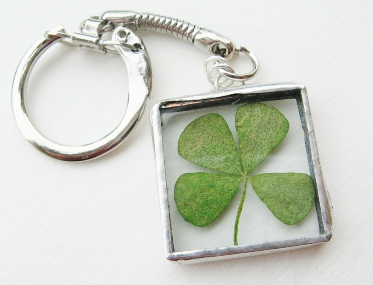 Vyrobte si na Silvestra talizmany - kľúčenky s trojlístkom Tinker šťastia kúzla na silvestrovský prsteň na kľúče sušené