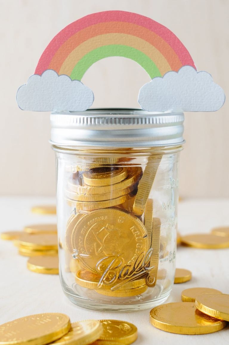Silvestrovské talizmany Vystrihnite dúhu z papiera, prilepte ju na sklo a naplňte čokoládovými zlatými mincami