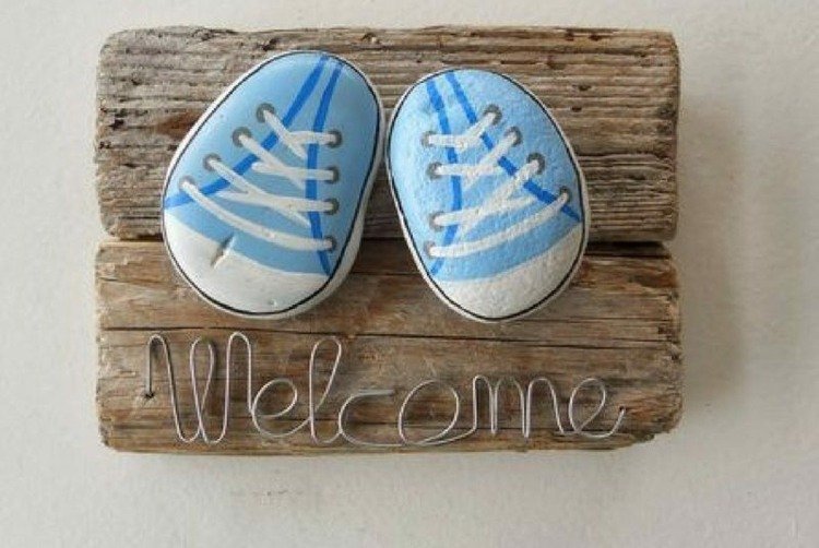 Tip na darček k narodeniu alebo prvým narodeninám - namaľujte detské topánky na kamene