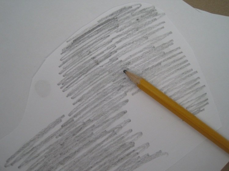 Pomocou pauzovacieho papiera a ceruzky preneste na kameň akýkoľvek motív