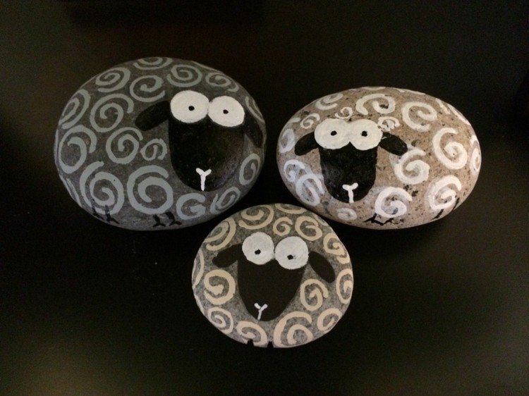 Nápad na ovečky na kameňoch so špirálami ako vlna