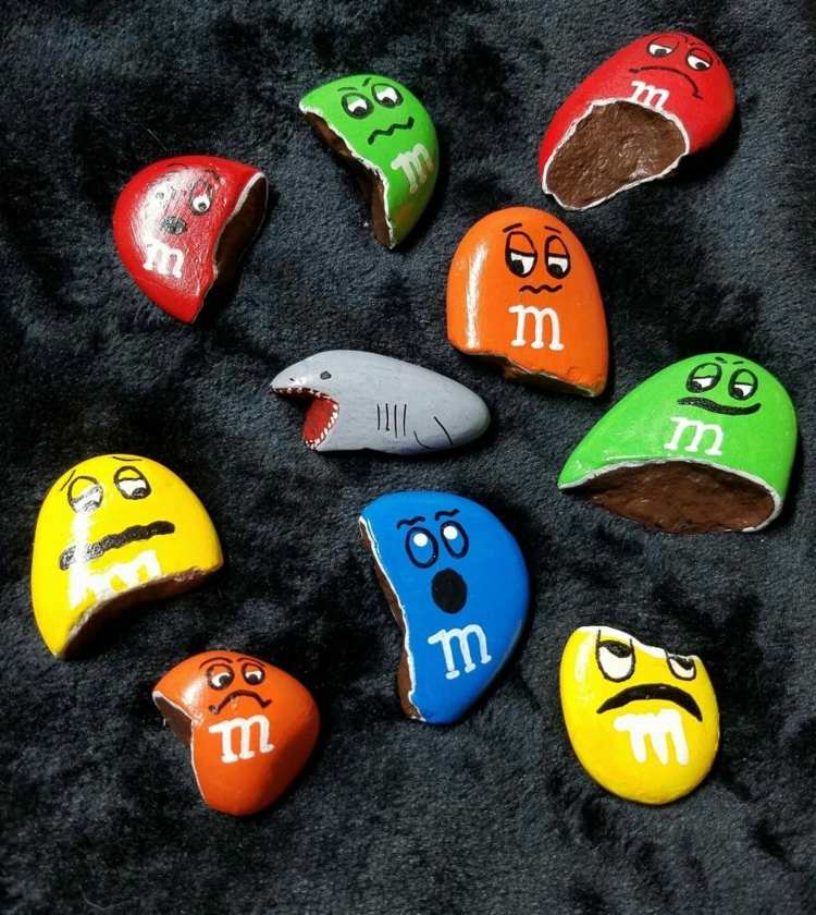 Namaľujte rozbité šťastné kamene ako M&M a skryte ich vonku alebo ich použite na hranie
