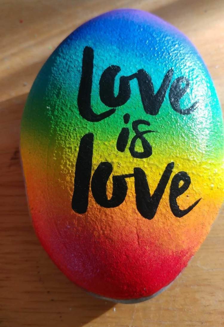 Maľujte dúhové šťastné kamene špongiou, aby spojili farby