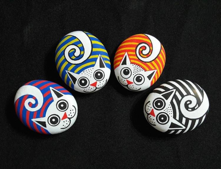 Vtipné pruhované mačky na kameňoch pripomínajú mačku Cheshire