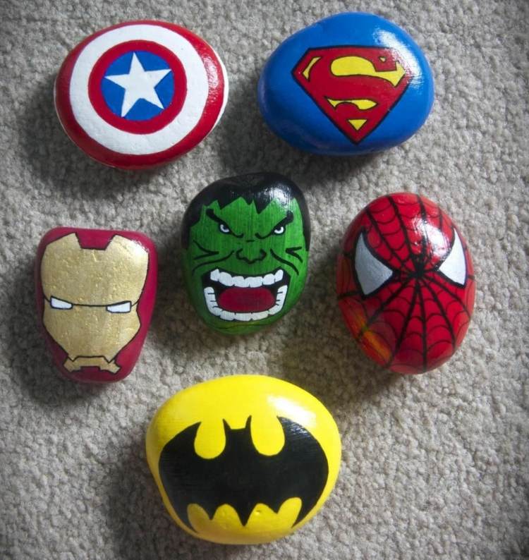 Maľovanie šťastných kameňov s deťmi - superhrdinami ako Spiderman, Iron Man, Superman, Captain America a Batman