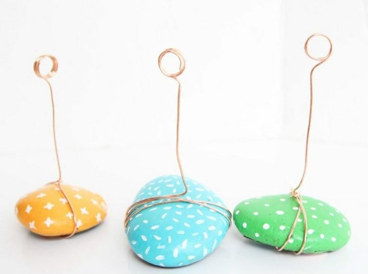 Vyrobte si stojany na fotografie s drôtom z maľovaných kameňov