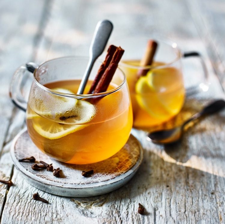 Vyrobte si vlastné varené víno s bielym vínom. Recept na zimný punč s vínom