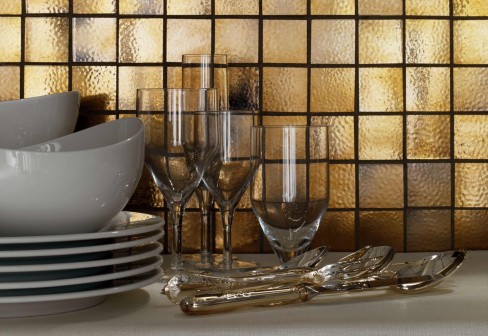 lesklé kuchynské obklady-nápady na moderný nábytok Kovové kuchynské dlaždice-nápady moderného dizajnu