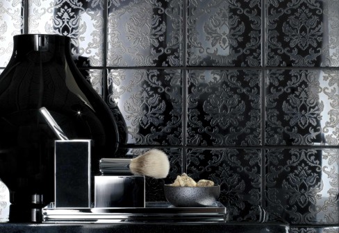 moderné čierne obklady do kuchyne talianske dlaždice s čiernym ornamentom