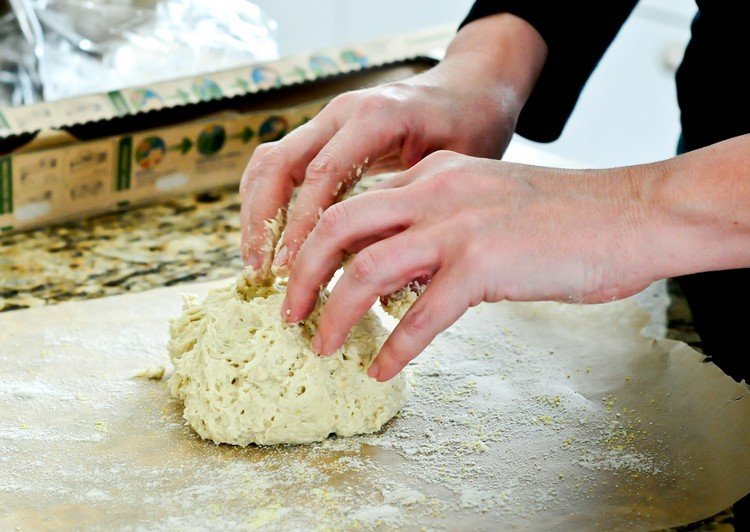 Vyrobte si bezlepkové cesto na pizzu sami Bezlepková pizza bezlepková príprava-pizza-cesto-miesenie-papier na pečenie