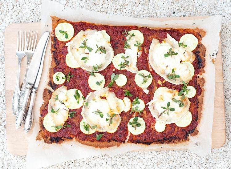 Pripravte si chrumkavý pizzový základ s pohánkovou múkou Pripravte si bezlepkovú pizzu-pohánku-bez-vajec-chrumkavú-pizzovú základňu