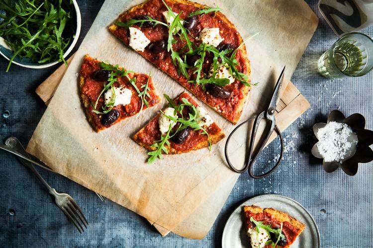 Bezlepková pizza s paradajkovou omáčkou, ricottou, rukolou a čili bezlepková pizza-karfiolový základ-paradajková omáčka-ricotta-rukola-čili
