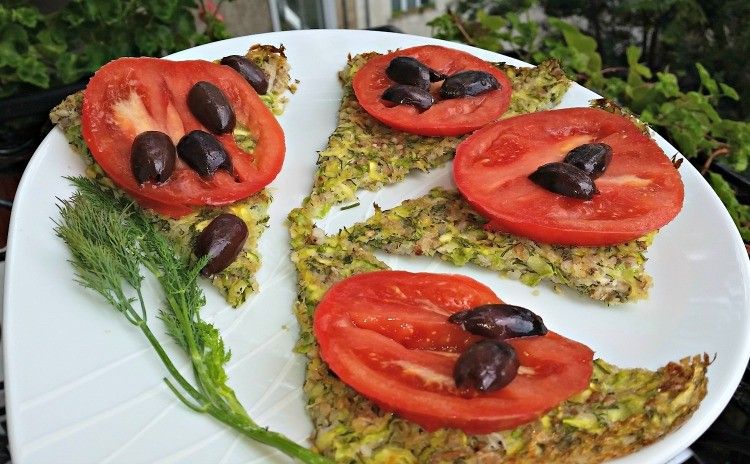 Alternatíva k cesta na pizzu: cuketa, quinoa a vajcia bezlepková pizza-recept-pizza základ-cuketa-quinoa-vajíčka-paradajkovo-olivová poleva