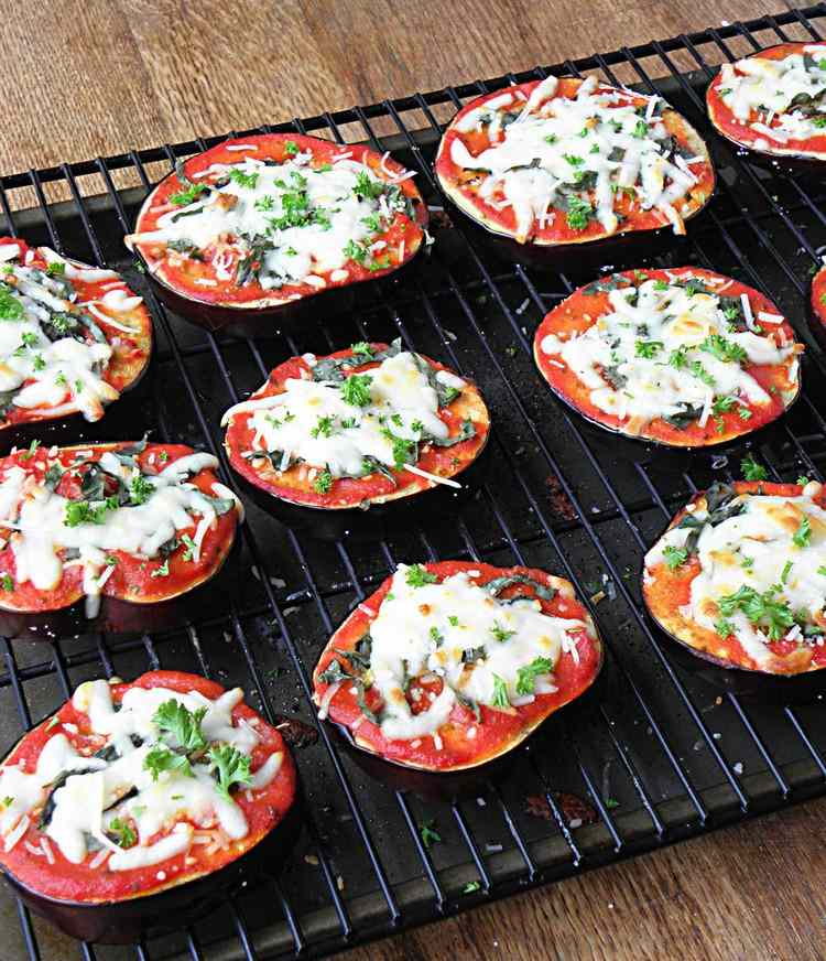 Pripravte si zdravú bezlepkovú pizzu s baklažánom bezlepková-pizza-pizza-cesto-alternatíva-baklažánové rezy-paradajková-omáčka-syr