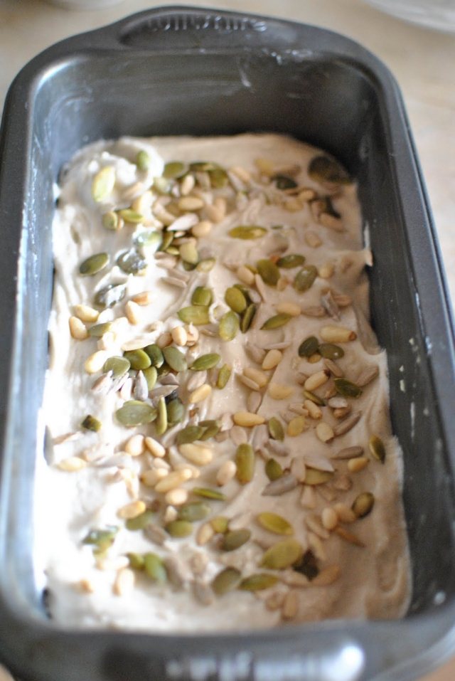 Pečenie bezlepkového chleba recept slnečnicové semienka tekvicové semienka bezlepkový-chlieb-pečenie-recept-slnečnicové-jadrá-tekvicové jadierka