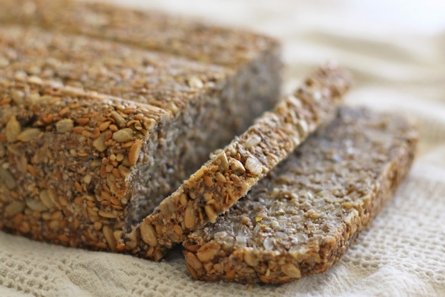 bezlepkové obilné chleby pečú rôzne zrná Upečte bezlepkový chlieb so zmesou rôznych jadier