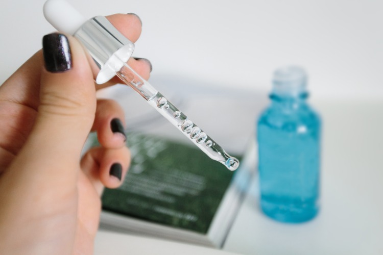 hydratačná starostlivosť o pleť s glycerínom ako sérom na pokožku tváre