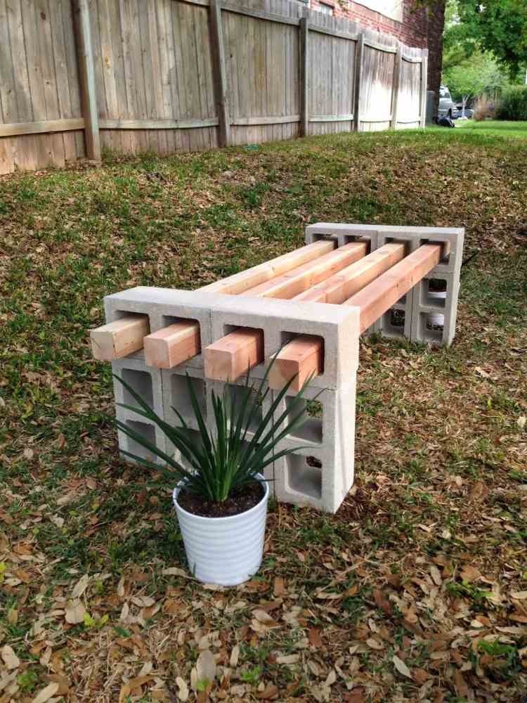 Lavica z betónových tehál a drevených lamiel, ktoré sa dajú ľahko demontovať Urob si sám záhradnú dekoráciu-lacno-lavička-vonku-betón-škridľa-drevené-dosky-lúka