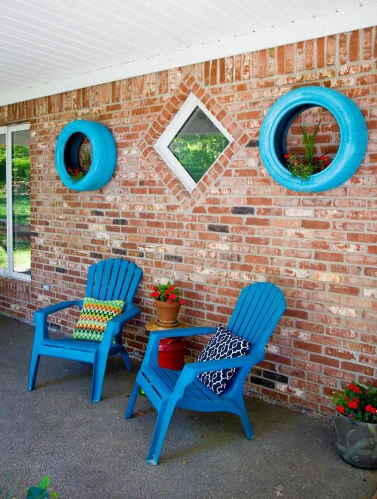 Sadzače zo starých automobilových pneumatík zafarbené na tyrkysovo Urob si sám lacno kvetinové nádoby-stena-auto-pneumatiky-tyrkysová-tehlová stena