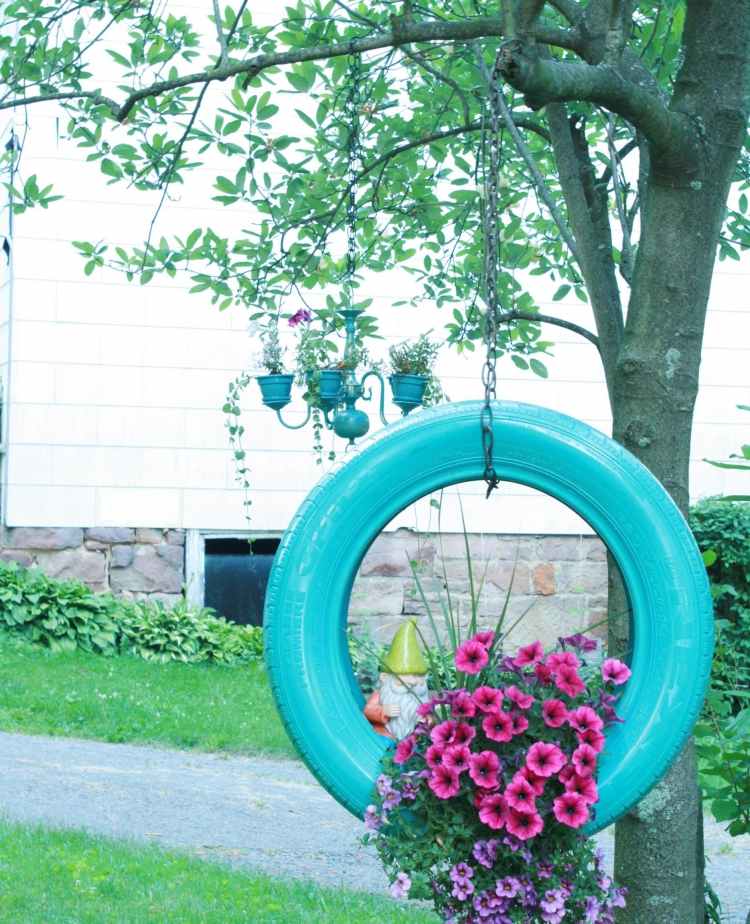 Zaveste na stromček kvetináče vyrobené zo starých automobilových pneumatík urobte si to sami, urobte si lacné lacné nádoby na kvety-staré auto-zrelosť-petúnie-tyrkysová