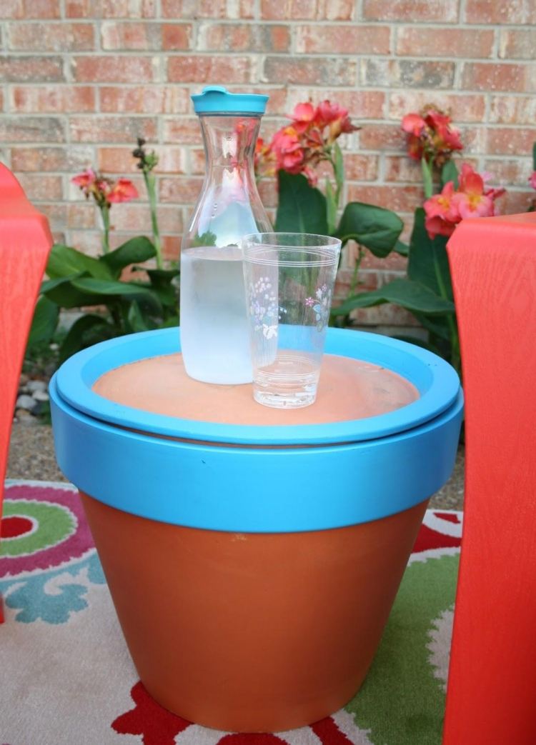 Vonkajší stolík vyrobený z veľkého kvetináča, pekne farebný Urob si sám záhradnú dekoráciu-lacný-bočný-stolík-vonku-kvetináč-farba-modrá-terakota