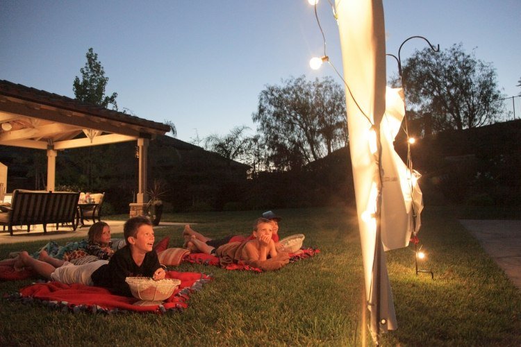 Dohodnite si lacný filmový večer v prírode Urob si sám záhradnú dekoráciu-lacno-kino-večer-kino-stena-trávnik-strop-detský-pukanec