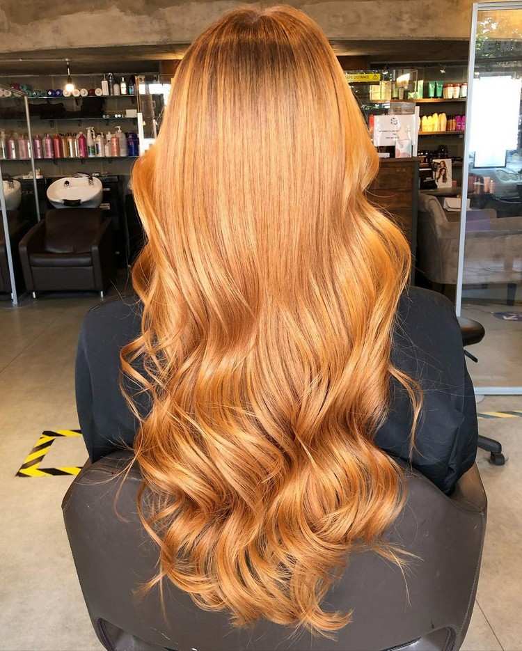 Dlhé vlasy v medenej zlatej blond