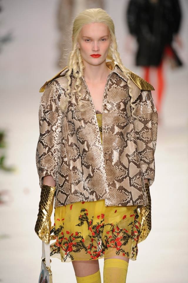 móda-zlaté-prvky-2014-dámske-šaty