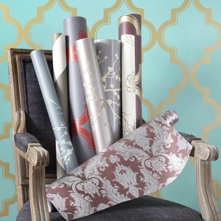 zlaté-tapety-moderné-tapety-rolky-tyrkysové-ozdoby-kreslo-kombinácia