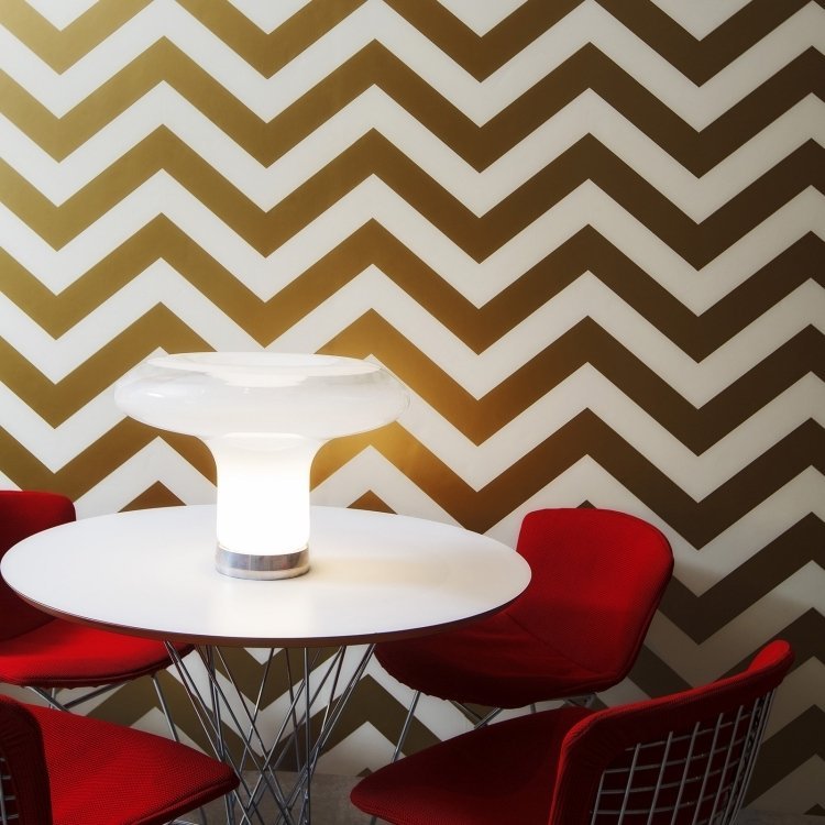 zlaté-tapety-moderné-yigyag-biele-jedálenské-stoličky-stoličky-červené-čalúnenie