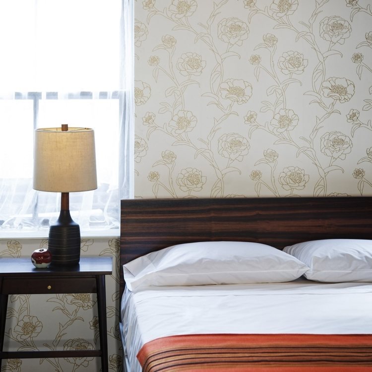 zlatá tapeta-moderný-kvetinový-vzor-kvety-filigránovo-biela-spálňa