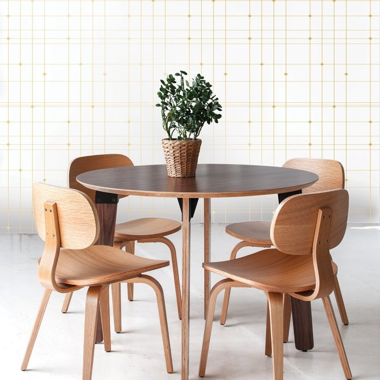 zlaté-tapety-moderné-bodky-biele-pozadie-jedálenský-stôl-drevo