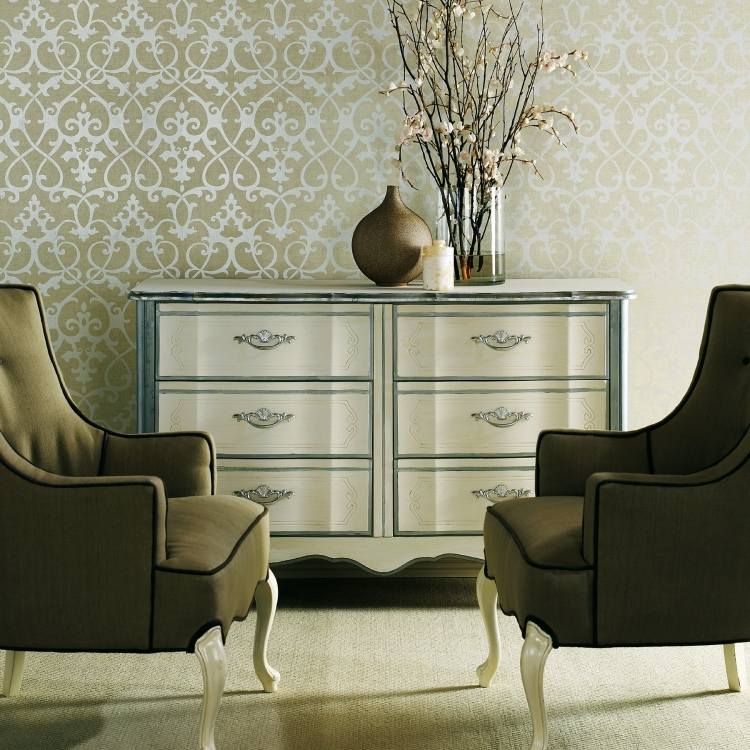 zlatá tapeta-moderné-strieborné-barokové-vzory-ozdoby-kreslo-čalúnenie-khaki-farba