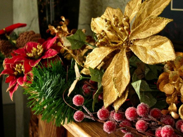 Získajte zlaté akcenty lakom alebo trblietkami zlatá vianočná výzdoba krbová rímsa nápad usporiadanie vianočné bobule