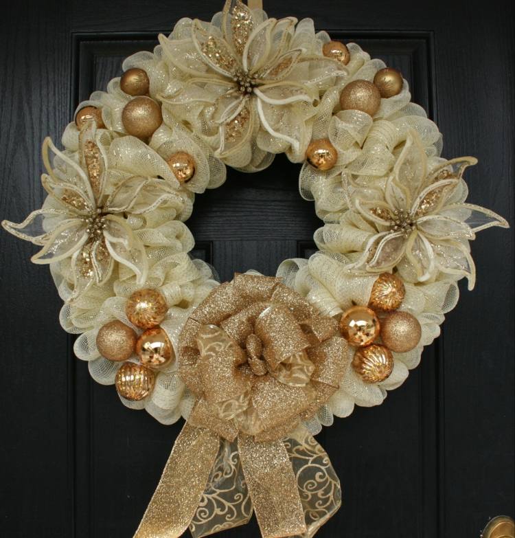 Zlaté gule slúžia ako ušľachtilé akcenty na tomto vianočnom venčeku zlatý vianočný dekorácia veniec na dvere nápad gule kvety mašlička krém