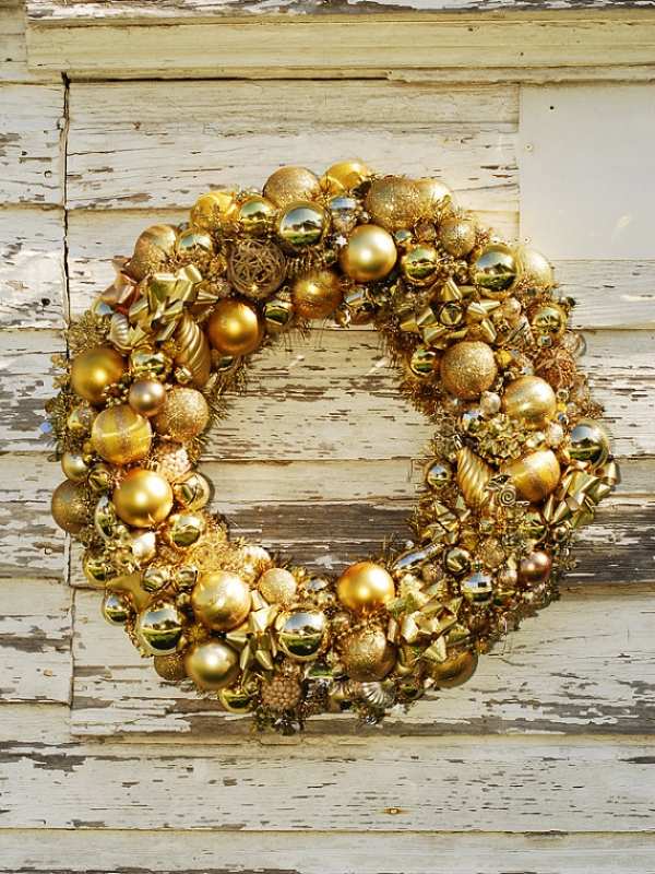 Ozdoby na veniec na dvere nápady na ozdobu-slučky gule-vintage dvere-drevo Ozdoby na veniec na dvere zdobia mašle-vintage nápady na dekoráciu dverí a dreva