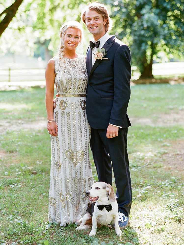 zlaté svadobné šaty, objímajúce telo, voľne padajúce