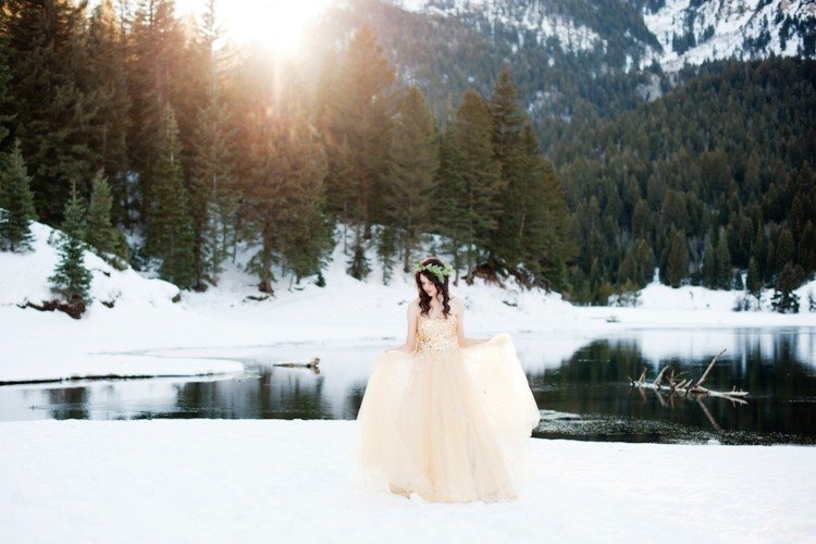 zlaté svadobné šaty princezná strihané vlasy zimná svadba