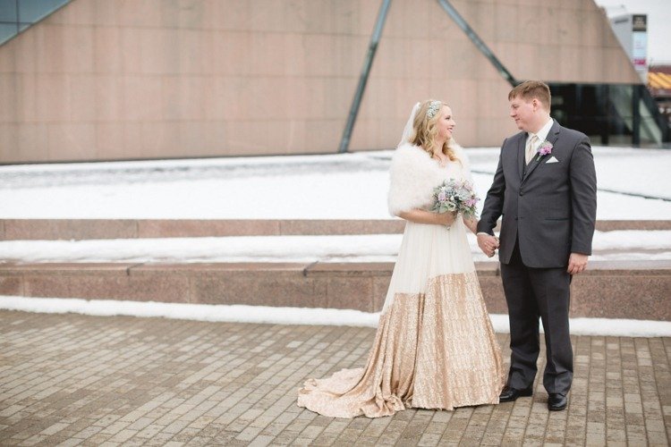 zlaté svadobné šaty organizujúce vrchol zimy