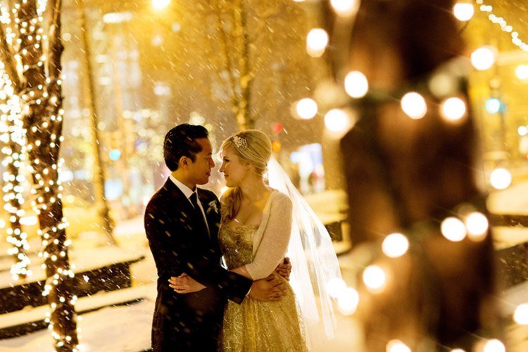 zlaté svadobné šaty bolero vlasové doplnky dlhý závoj