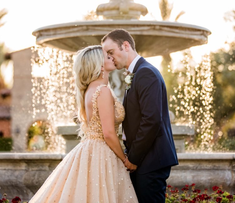 zlaté svadobné šaty princezného strihu čipkovaný živôtik