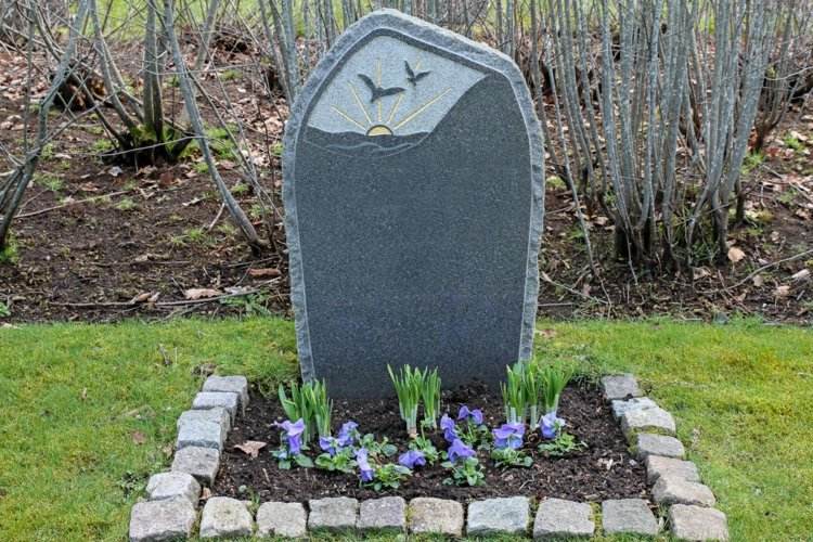 Nápady na dizajn hrobu - jarné kvety možno vysádzať každý rok znova nápady-hrob-dizajn-dláždené-jarné výsadby-macešky