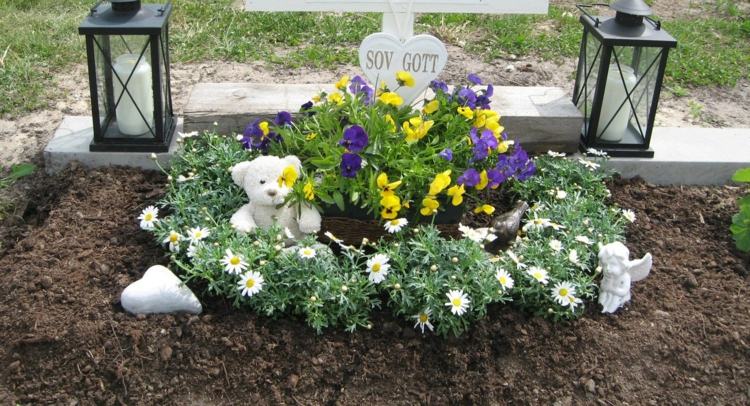 Nápad na výsadbu hrobov s pekným aranžmán nápady na dizajn hrobu lampióny-kvety-medvedík-macešky-sedmokrásky-biele
