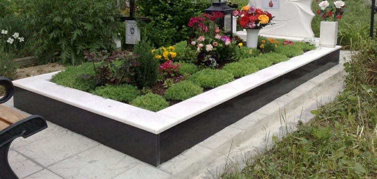 Navrhnite a pokryte hrob zemným krytom nápady-hrob-dizajn-hrob-výsadba-zemný kryt-zelené-vázy-kytice-vždyzelené