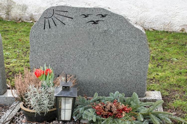 Dizajn s kvetinovými aranžmánmi je veľmi pekný nápady-hrob-dizajn-aranžmán-zima-vianoce-jedľa-zelená