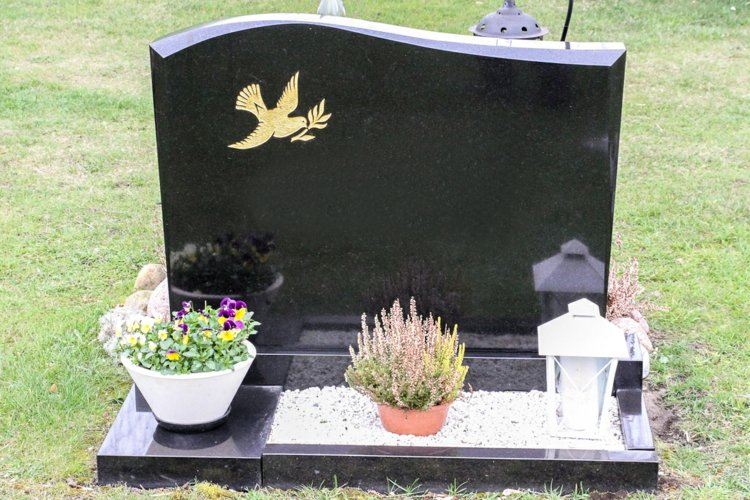 Hrob môže byť navrhnutý v akejkoľvek farbe kameňa nápady-hrob-dizajn-čierna-biela-holubica-kvetináče-kamienky-dekorácia