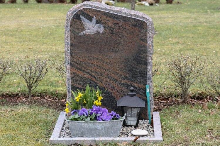 Návrh hrobu s kvetmi je možné vykonať aj v nádobách, ako sú vázy nápady-hrob-dizajn-kov-rastlina-hrniec-maceška-purpurovo-veľkonočné zvončeky