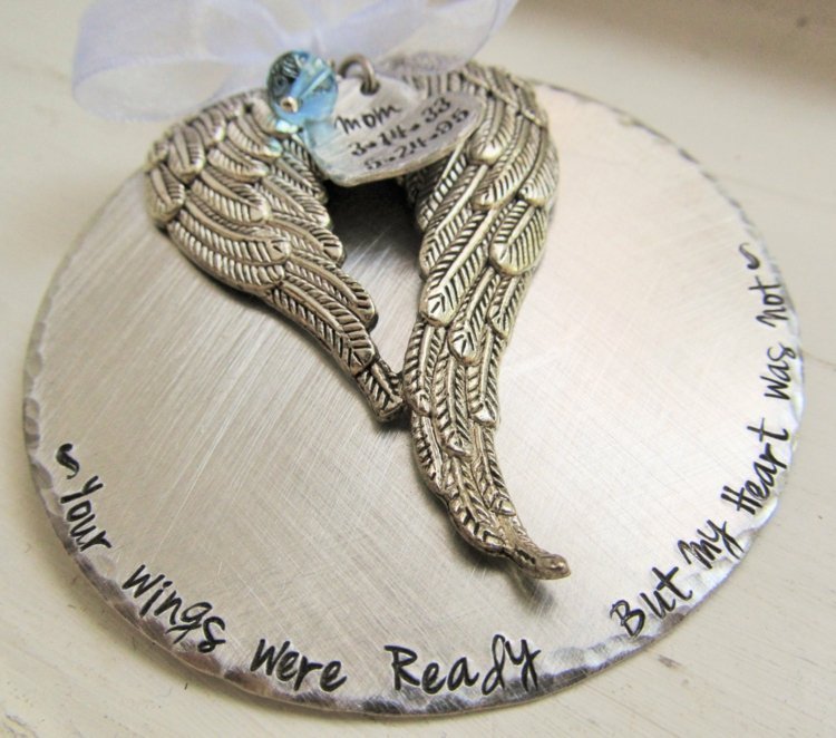 Hrobový dizajn s kovovými doplnkami je skvelý nápad hrobový design-hrobové šperky-kov-prívesky-gravírované-anjelské krídla