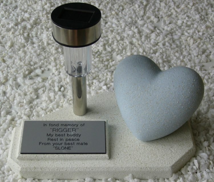 Zaujímavá súprava šperkov na hrob pozostávajúca z plakety, slnečnej lampy a srdca hrobový dizajn-hrobové šperky-doplnky-kameň-tanier-srdce-solárna-lampa-štít-kov